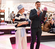 &Scaron;ventinis spindesys ant podiumo &ndash; &bdquo;Catwalk&ldquo; kalėdinis madų &scaron;ou &bdquo;Vilnius Outlet&ldquo;