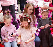 &Scaron;ventinis spindesys ant podiumo &ndash; &bdquo;Catwalk&ldquo; kalėdinis madų &scaron;ou &bdquo;Vilnius Outlet&ldquo;