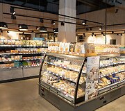 Naujo formato &bdquo;Ogmios miesto&ldquo; parduotuvė &bdquo;Assorti by Livin&ldquo; po vienu stogu subūrė didžiausią sveikų ir gurmani&scaron;kų produktų asortimentą Lietuvoje