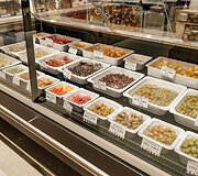 Naujo formato &bdquo;Ogmios miesto&ldquo; parduotuvė &bdquo;Assorti by Livin&ldquo; po vienu stogu subūrė didžiausią sveikų ir gurmani&scaron;kų produktų asortimentą Lietuvoje