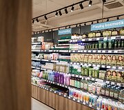 Naujo formato &bdquo;Ogmios miesto&ldquo; parduotuvė &bdquo;Assorti by Livin&ldquo; po vienu stogu subūrė didžiausią sveikų ir gurmani&scaron;kų produktų asortimentą Lietuvoje