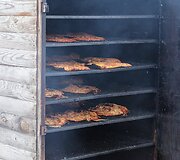 &bdquo;Ogmios miesto&ldquo; ūkininkų turgus pilnas gėrybių, bet prie vienos jų tįsta eilės: kas čia vilioja žuvies mylėtojus? 