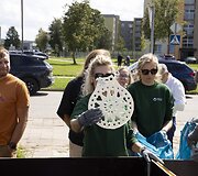 Kai ežerų kra&scaron;tą užplūsta poilsiautojai, padaugėja atliekų: Zarasuose vie&scaron;ai i&scaron;kratytas plastiko konteineris