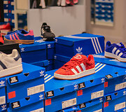Pozityvūs rezultatai, augantys klientų srautai ir naujienos lentynose: &bdquo;Outlet Park&ldquo; įsikūrusios &bdquo;Adidas Outlet&ldquo; ruduo &ndash; produktyvus 