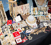 &bdquo;Outlet Park&ldquo; vėl buria vintažinės mados mylėtojus: sugrįžtanti jubiliejinė &bdquo;Vintažo mugė&ldquo; kviečia pasidairyti ir dovanų Kalėdoms 