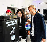 Radijo stotis M1 pristatė mėlynos spalvos pieną