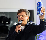 Radijo stotis M1 pristatė mėlynos spalvos pieną