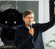 Radijo stotis M1 pristatė mėlynos spalvos pieną