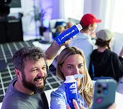 Radijo stotis M1 pristatė mėlynos spalvos pieną