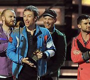 Chrisas Martinas ir kiti grupės &bdquo;Coldplay&ldquo; nariai apdovanoti už geriausią roko albumą.
