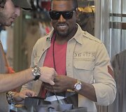 Kanye Westas apsipirkinėja.