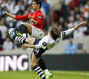 Cristiano Ronaldas (k) bando atimti kamuolį i&scaron; Luka Modrico