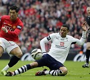 Cristiano Ronaldo kovoja dėl kamuolio su Jermaine Jenasu.