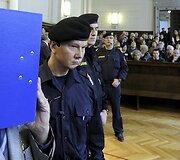 Kaltinamasis prisidengęs veidą.