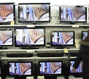 Visoje &scaron;alyje buvo galima matyti tiesioginę transliaciją i&scaron; teismo.