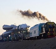 Į paleidimo vietą raketa gabenama traukiniu.