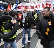 Protestuotojai ne&scaron;a padangas.