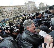 Policija ramina demonstrantus.