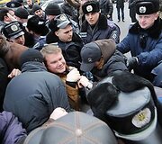 Policija ramina demonstrantus.