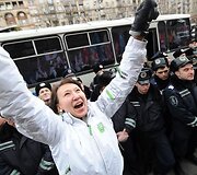 Mergina &scaron;aukia &scaron;alia policininkų.