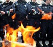 Demonstrantai degino laikra&scaron;čius.