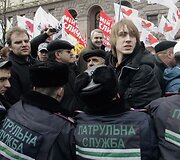 Policija ramina demonstrantus.