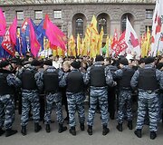 Policija užtvėrė kelią demonstrantams.