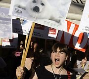 Mergina &scaron;aukia per protesto akciją.