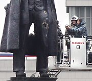 Nuo sprogimo padarytos skylės.