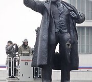 Fotografuojamos nuo sprogimo padarytos skylės.