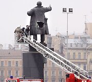 Nuo sprogimo statuloje atsirado skylė.