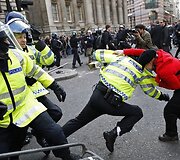 Policininkai susirėmė su demonstrantais.