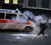 Demonstrantai užpuolė policijos automobilį.