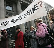 Mokytojai su plakatu