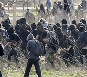 Demonstrantai bėga nuo policijos pajėgų.