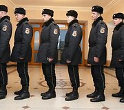 Kariai laukia eilėje balsuoti.