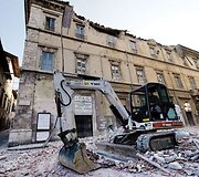 Traktorius valo kelią.