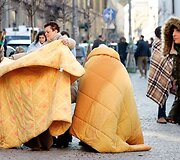 Be namų likę italai bando su&scaron;ilti po antklodėmis.