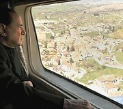 Ministras pirmininkas Silvio Berlusconi stebi žemės drebėjimo padarinius.