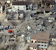 Griuvėsiai matomi i&scaron; vir&scaron;aus,