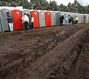 Buvo pastatyti lauko tualetai italams likusiems be namų.
