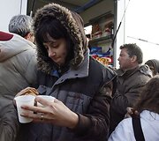 Italai nukentėjusiems nuo žemės drebėjimo dalino maistą.