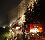 Ugniagesiai gesina parlamentą.