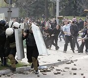 Policininkai bėga nuo įsiutusios minios.