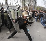 Policijos ir minios susidūrimas