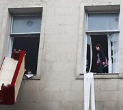 Pro parlamento langą protestuotojai i&scaron;meta sofą.