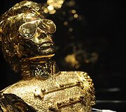 Auksinė Michaelo Jacksono statula.