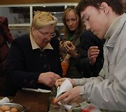 Etnokultūros centro specialistės pamokė, kaip dailiai i&scaron;marginti kiau&scaron;inį. 