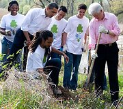 Jaunimui padeda Barackas Obama ir Billas Clintonas.