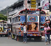 Spalvingi autobusai